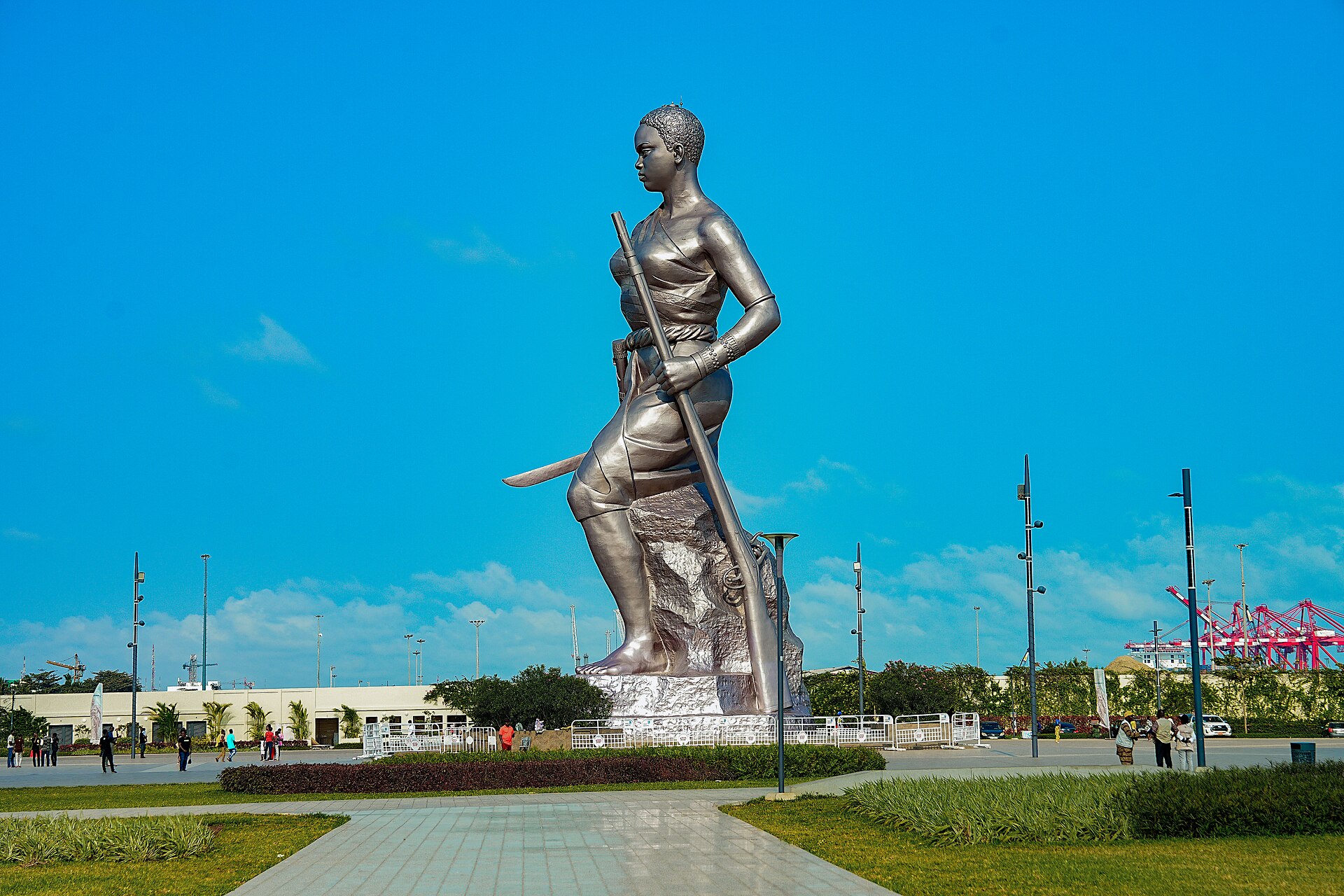 Statue de Tassi Hangbe sur l'Esplanade des Amazones à Cotonou.